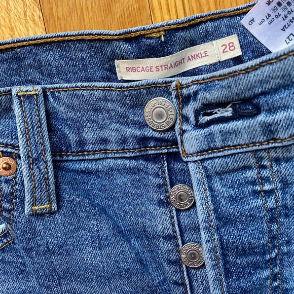 Levi’s Ribcage Straight Ankle Jeans - Picture 3 of 5